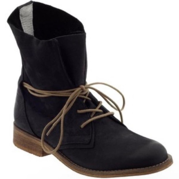 Steve Madden Soluri Women’s Distressed Washed Black Leather Tie Up Booties - Picture 1 of 11